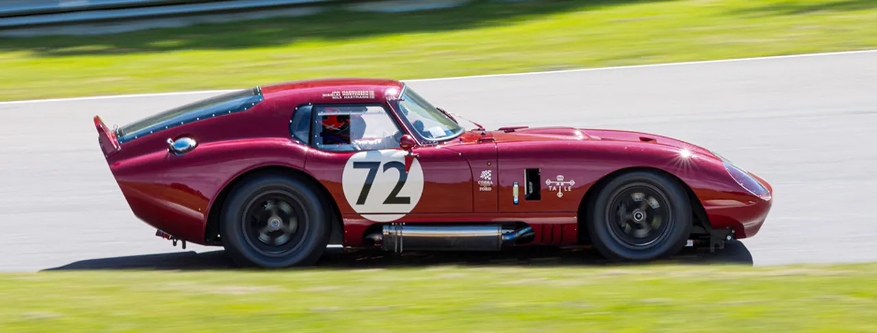 Mørkerød Shelby Cobra Daytona Coupé nr. 72 i fart på bane